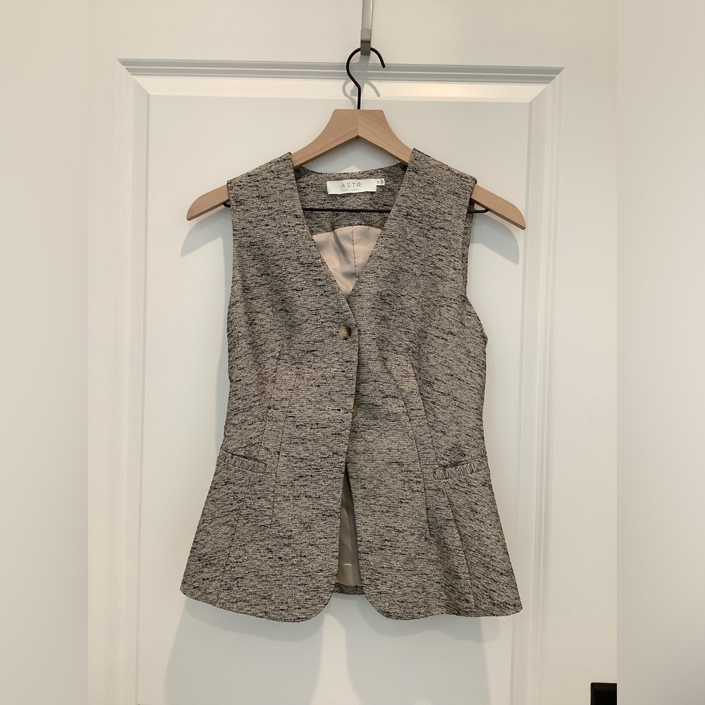 Astr Gray Sleeveless Top - Picture 2 of 3